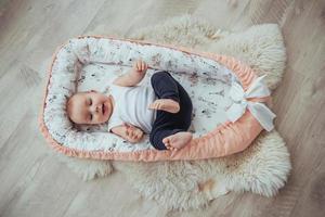 beddengoed voor kinderen. de baby slaapt in bed. een gezonde kleine baby kort na de geboorte. foto