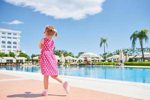 portret van een gelukkig meisje buiten in de zomerdag. amara dolce vita luxe hotel. toevlucht. tekirova-kemer. kalkoen. foto