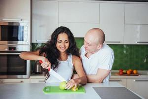 vrouw snijdt groenten samen in de keuken. foto