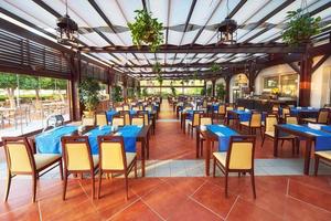 lege restauranttafel die op bezoekers wacht, bevindt zich op het strand. amara dolce vita luxe hotel. toevlucht. tekirova-kemer foto