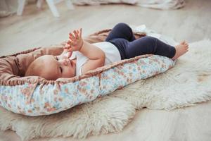 beddengoed voor kinderen. de baby slaapt in bed. een gezonde kleine baby kort na de geboorte. foto