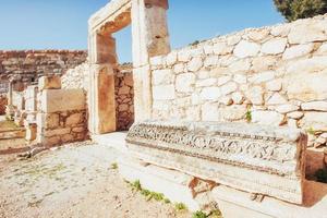 stadsmuren in de ruïnes van troje, turkije. foto