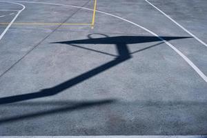 mand silhouet op straat basket court foto