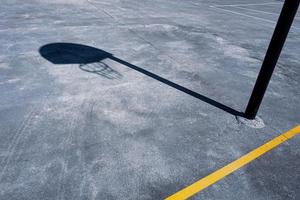 mand silhouet op straat basket court foto