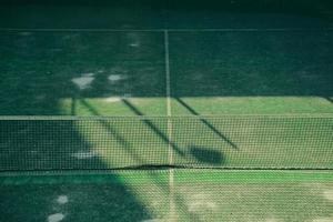 oude verlaten tennisbaan foto