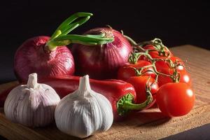 ui en knoflook en hete pepers en tomaten foto