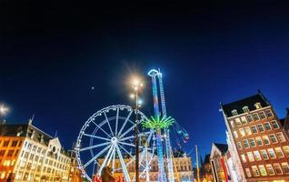 nachtzicht op pretparkcarrousel foto