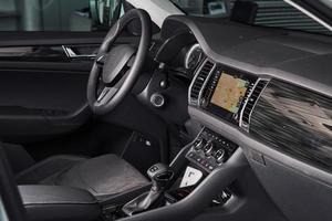 luxe auto-interieur - stuur, versnellingspook en dashboard foto