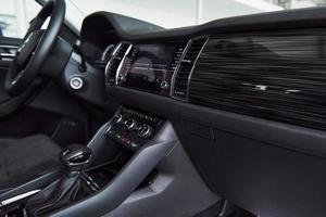 luxe auto-interieur - stuur, versnellingspook en dashboard foto