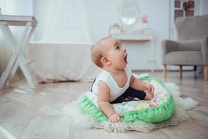 beddengoed voor kinderen. de baby slaapt in bed. een gezonde kleine baby kort na de geboorte. foto