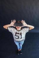 gelukkige vrouw krijgt ervaring met het gebruik van vr-bril virtual reality-headset. foto