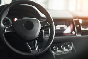 luxe auto-interieur - stuur, versnellingspook en dashboard foto