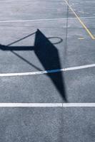 mand silhouet op straat basket court foto