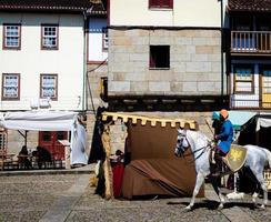 Guimaraes, Portugal - 24 juni 2017 viering van de vakantie van de stadsdag en de slag om Sao Mamede man krijger op paard foto