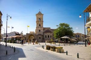 Larnaca, Cyprus - 23 september 2017 vooraanzicht van de orthodoxe kerk van Saint Lazarus Agios Lazaros op het centrale plein in het oude gedeelte van de stad Larnaca, Cyprus foto