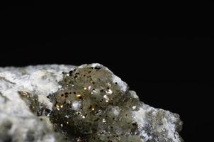 calcietkristallen met glanzend pyriet op zwart foto