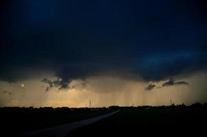 regenwolken met zwart landschap foto