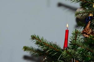brandende kaars op kerstboom foto
