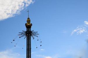 themapark met hoge toren foto