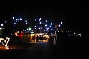 kerstmarkt in de nacht foto