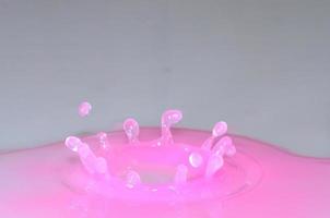 kleine druppels in roze vloeistof foto