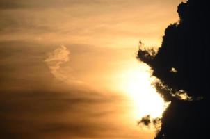 wolk bij zonsondergang foto