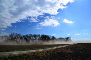 sterke zandstorm op een veld foto