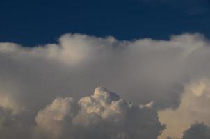 mooie wolk aan de lucht foto