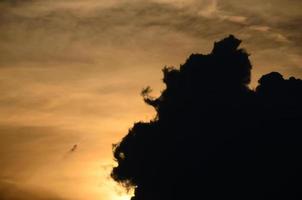 zwarte wolk met zonsondergang foto