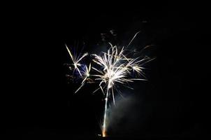 lichtgevend vuurwerk in de nacht op een feestje foto