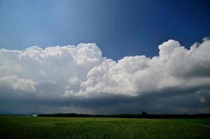 grote witte wolk op veld foto