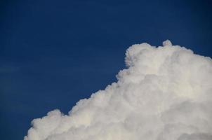 pluizige wolk met blauwe lucht foto