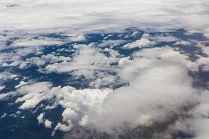 blauwe lucht met wolken achtergrond op het vliegtuig foto