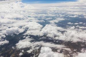 blauwe lucht met wolken in het vliegtuig foto