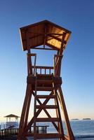 strand houten hut voor kustwacht foto