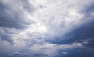 bewolkt stormachtig zwart-wit dramatische hemelachtergrond foto