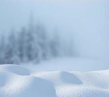 winter achtergrond met een stapel sneeuw en dikke mist op de achtergrond. copyspace voor tekst. gelukkig nieuwjaar. karpaten. Oekraïne. foto