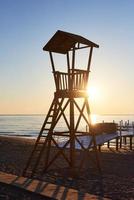 strand houten hut voor kustwacht foto