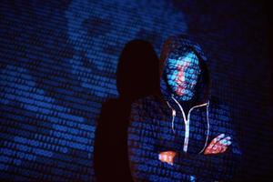 cyberaanval met onherkenbare hacker met kap met behulp van virtual reality, digitaal glitch-effect foto