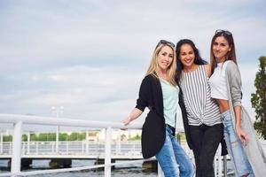 portret van een jong en gelukkig volk in rust op de pier. vrienden genieten van een spelletje op het meer. positieve emoties. foto