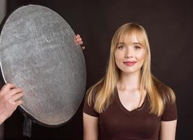 professionele studioverlichting met reflector. model, poseren, modelleren, schieten concept. foto