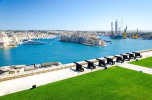 valletta, malta - 11 maart 2017 saluerende batterij van kanonnen bij het fort lascaris st. angelo van la vittoriosa bovenste barrakka-tuinen uitzicht op de haven en de grote haven foto