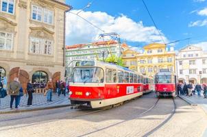 praag, tsjechië, 13 mei 2019 typische oude retro vintage tram op sporen in de buurt van tramhalte in de straten foto