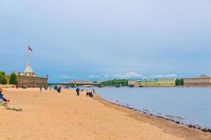 sint petersburg, rusland, 4 augustus 2019 zandstrand op zayachy hazeneiland in de buurt van peter en paul fort foto