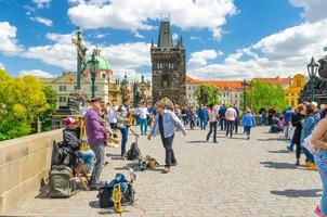 praag, tsjechië, 13 mei 2019 straatmuzikanten bespelen hun instrumenten en mensen lopen foto