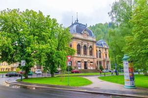 karlovy vari, tsjechië, 10 mei 2019 kaiserbad spa keizerlijk bad of lazne ik gebouw in carlsbad foto