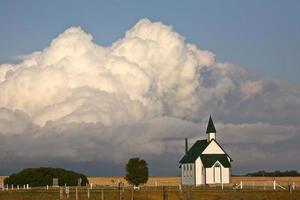 donderhoofdwolken die zich achter een landkerk vormen foto