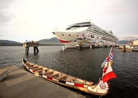 cruiseschip bij dok in prins rupert foto