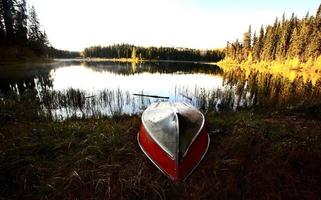 roeiboten bij Jade Lake in het noorden van Saskatchewan foto