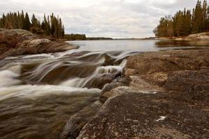 Sasagin stroomversnellingen langs de grasrivier in het noorden van Manitoba foto